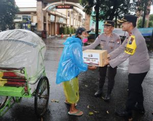 Polisi Peduli, Polres Malang Berikan Bantuan Sosial Untuk Warga