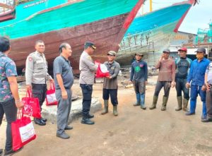 Peduli Kasih,Kapolsek Kawasan Benoa Berikan Bantuan Sembako
