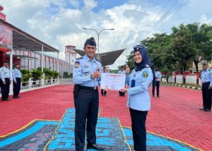 Pemberian Penghargaan Pegawai Teladan Lapas Narkotika Kelas IIA Pamekasan Kanwil Kemenkumham Jatim Triwulan Pertama