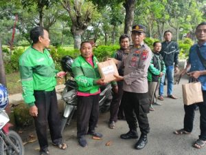 Polres Nganjuk Bagikan 100 Paket Bantuan Sosial untuk Warga Kurang Mampu