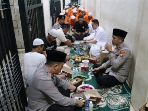 Peduli Sesama, Kapolres Gresik Buka Bersama Para Tahanan di Rutan Polres Gresik