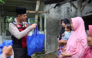 Polri Peduli, Polres Pamekasan Salurkan Bantuan Sembako Kepada Warga Terdampak Banjir