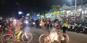 Beri Rasa Aman pada Jamaah, Satlantas Polres Bangkalan Lakukan Pam Sholat Tarawih di Masjid