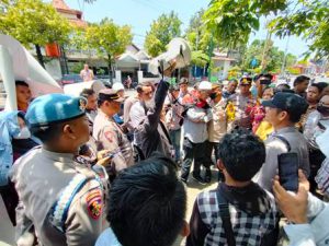 Polres Sumenep Terjunkan 100 Personil Dalam Pengamanan Unras APS ke Kantor Cabang BSI Sumenep