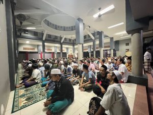 Plt. Kalapas Narkotika Kelas IIA Pamekasan Kanwil Kemenkumham Jatim isi Kultum Tarawih Malam Pertama di Masjid Baiturrahman