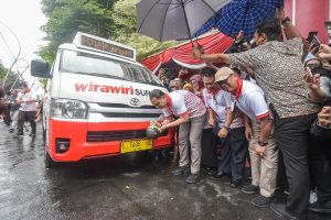INTEGRASIKAN TRANSPORTASI UMUM DI SURABAYA, WALI KOTA ERI RESMIKAN PENGOPRASIAN 52 UNIT ANGKUTAN FEEDER