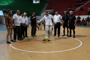 WALI KOTA ERI MINTA PESERTA KEJUARAAN FUTSAL ANTAR SMP/MTS SE-SURABAYA RAYA HINDARI PERSELISIHAN DAN JAGA SPORTIVITAS!