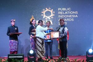 PEMKOT SURABAYA RAIH 3 PENGHARGAAN DI PUBLIC RELATION INDONESIA AWARDS 2023
