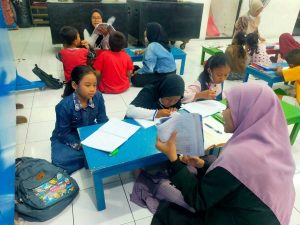 ANTUSIASME ANAK-ANAK SURABAYA BELAJAR DAN NGAJI BARENG DI BALAI RW