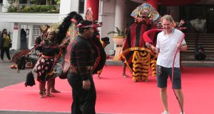 PULUHAN WISMAN KAPAL PESIAR JELAJAHI DESTINASI WISATA SURABAYA