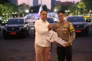 SERAHKAN 11 MOBIL OPERASIONAL PINJAM PAKAI, WALI KOTA ERI CAHYADI: INI BENTUK APRESIASI KEPADA POLRESTABES SURABAYA!
