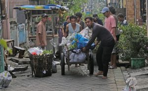 KERJA BAKTI BERSAMA WARGA DALAM “SURABAYA BERGERAK”, WALI KOTA ERI CAHYADI: PROGRAM INI MEMBUAT PEMERINTAH KOTA DAN MASYARAKAT LEBIH DEKAT