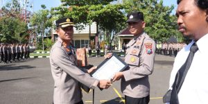 AKBP Siswantoro Berikan Reward Kepada Dua Personil Polres Sampang Berprestasi