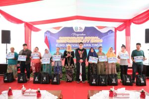 Gubernur Khofifah Bagikan 100 Paket Zakat Produktif pada Pelaku Usaha Ultra Mikro Surabaya
