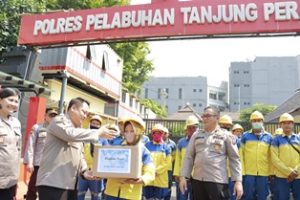 Polres Tanjung Perak Salurkan Bantuan Sembako Untuk Petugas Kebersihan