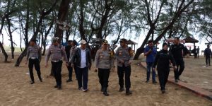 KAPOLRES SUMENEP PANTAU WISATA PANTAI LOMBANG, PASTIKAN PENGUNJUNG AMAN DAN NYAMAN