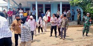 Polres Sampang Amankan Kunjungan Menteri Sosial RI Ke Anak Penderita Hidrocefalus Di Kecamatan Banyuates