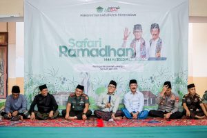 SAFARI RAMADHAN DI LARANGAN, BUPATI DAN WABUP KOMPAK PAKAI SARUNG PRODUKSI PAMEKASAN