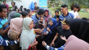 Ramadhan Peduli, Bupati dan Ketua TP PKK Sampang Bagikan Takjil dan 1000 Paket Sembako