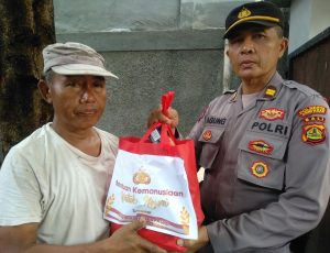 Polsek Densel Salurkan Bantuan Kemanusian Untuk Negeri Kepada Warga Desa Sanur Kaja