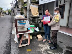 Polri Peduli : Polsek Denpasar Utara Bagikan Sembako Untuk warga Kurang Mampu