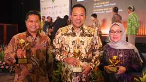 Bupati Sampang Terima Penghargaan Sebagai Top Pembina BUMD Awards 2023