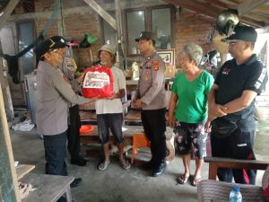 Peduli Kasi Polsek Kuta Utara Berlanjut Warga Canggu Di Berikan Sembako