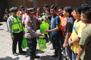 Polres Nganjuk berbagi, 50 orang Kurir Paket dapat Giliran Terima Bansos