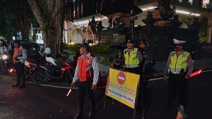 Jamin Keamanan Beribadah, Personil Polsek Denpasar Timur (Dentim) Laksanakan Pengamanan Ibadah Gereja
