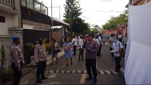 Amankan Ibadah Kamis Putih di Gereja Roh Kudus Katedral Oleh Personil Polsek Denpasar Timur (Dentim)