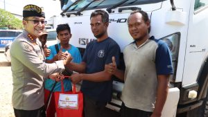 Kapolresta Denpasar Serahkan Bantuan Sembako Ke Para Sopir Truk