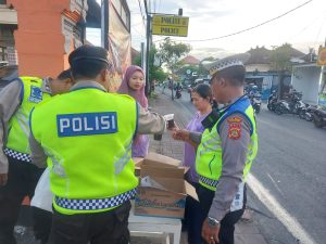 Polsek Kuta Utara Bagikan Puluhan Takjil Berbuka Puasa Kepada Warga Muslim