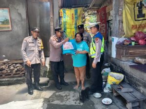 Polsek Kuta Utara Bagikan Sembako Di Tengah Kenaikan Harga Bahan Kebutuhan Pokok