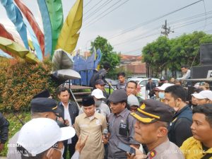 Gegara Penutupan Akses Jalan, Warga Sawunggaling Berserta LSM Gruduk PT. La Fest Sidoarjo