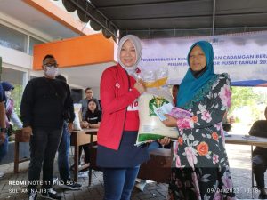 Pantau Distribusi Bantuan Pangan Beras di Surabaya, Direksi Pos Indonesia Berkomitmen Terkirim Sesuai Jadwal