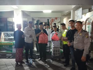 Polsek Kuta Utara Bagikan Ratusan Takjil Kapolres Badung Untuk Berbuka Puasa.