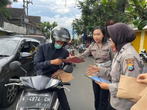 Polwan Polres Batu Sosialisasikan Penerimaan Calon Anggota Polri TA 2023 Sambil Berbagi Takjil