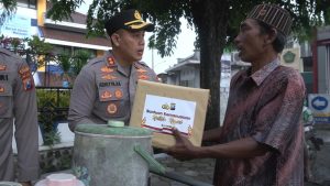 Sapa Warga, Kapolres Gresik Berbagi Paket Sembako di Bulan Ramadhan