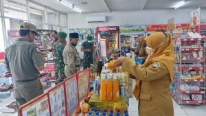 Polisi Cek Makanan dan Minuman yang Kadaluarsa di Minimarket