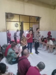 Giat Ibadah Paskah PD Polrestabes, Dengan Berbagi Kasih Pembukaan Puasa Untuk Tahanan Polrestabes Surabaya