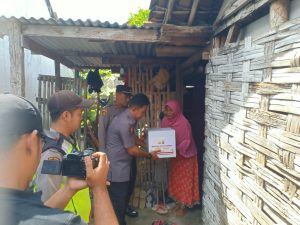 Polres Lamongan Berbagi Paket Sembako, Ringankan Beban Warga Sambeng