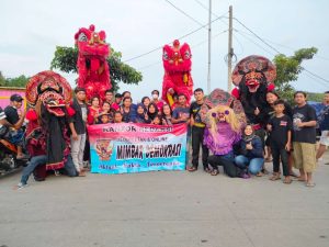 Media Mimbar Demokrasi Berkolaborasi Bersama Pecinta Kesenian Daerah Dan Barongsai, Berbagi Takjil Di Jalan Suramadu