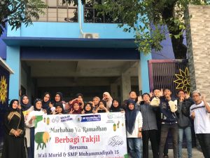 Tak Kalah, Para Orang Tua Berikan pendidikan karakter,dengan Membagikan 600 Paket Takjil.