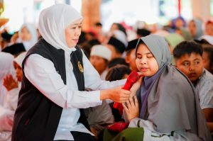 Gubernur Khofifah Salurkan Bantuan Usaha Z Chicken untuk 30 Mustahik di Kabupaten Probolinggo