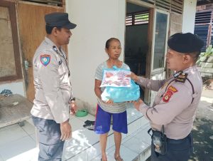 Polsek Kuta Utara Serahkan Bansos Kepada Warga Kurang Mampu
