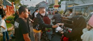 Kolaborasi LSM GMBI DISTRIK SUMENEP dan KOMUNITAS NYOK-NYOK Dungkek Kembali Berbagi Takjil di Bulan Ramadhan 1444 H