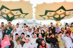 Di Bawah ‘Payung Madinah’ Kota Pasuruan, Gubernur Khofifah Berikan 500 Santunan Anak Yatim dan 50 Zakat Produktif