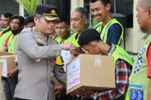 Polres Nganjuk Bagikan Beras Zakat Kepada Warga Kurang Mampu dan Penyandang Disabilitas