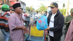Bupati Didampingi Ketua TP PKK Sampang Bagikan Ribuan Paket Sembako kepada Tukang Becak