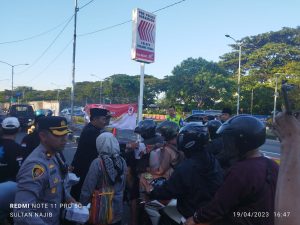 AMP, PPKM Kolaborasi dengan JCW Berbagi Takjil Gratis Kepada Warga Madura yang hendak toron